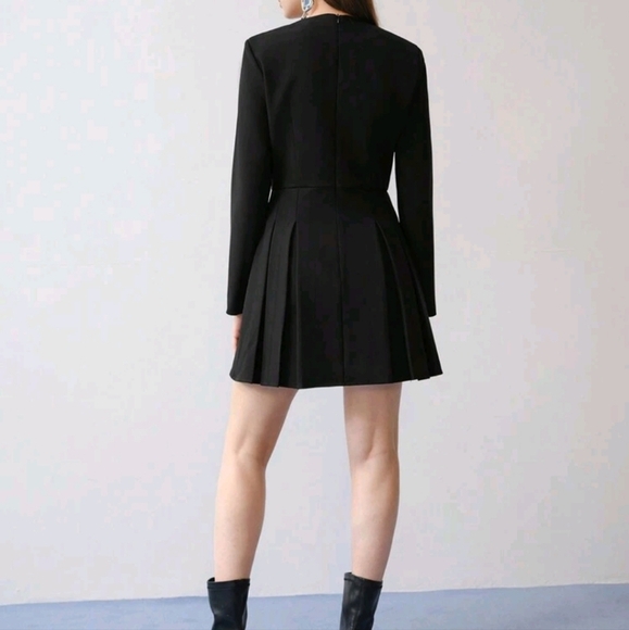 NOTCHED V NECK PLEATED DRESS - Picture 2 of 4